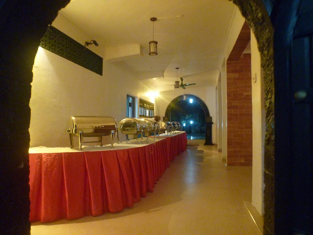 Grand Crown Hotel Anuradhapura Eksteriør bilde